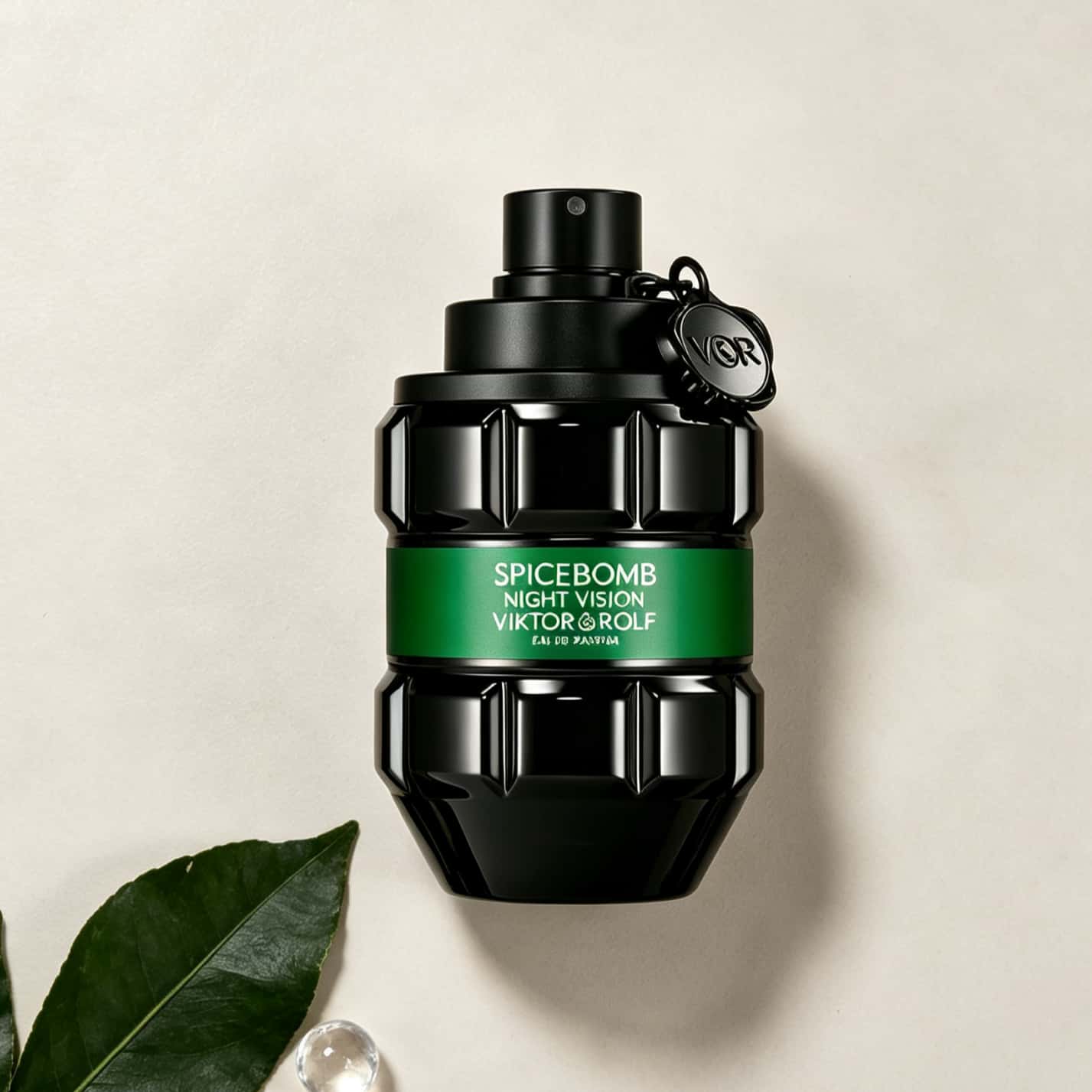 Wine&Beer Help - ヴィクトール＆ロルフ ナイトビジョン EDP メンズ香水、黒いファセットカットの手榴弾型ボトル、金属製のV&Rタグペンダント付き、グリーンラベルデザイン、リッチなスパイシーなウッディな香り、長時間持続するオードパルファムスプレー、男性用、日常、デート、パーティー、ギフトに最適