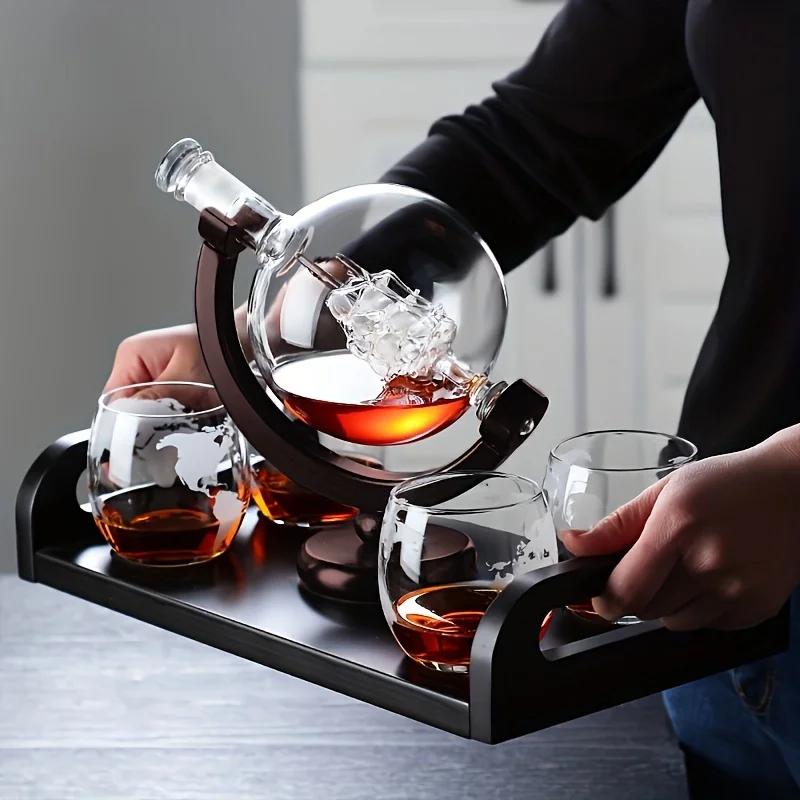 地球儀型のウイスキーデカンタ、ホウケイ酸ガラス製、木製ベース - Whiskey Stone Set のレビューと価格