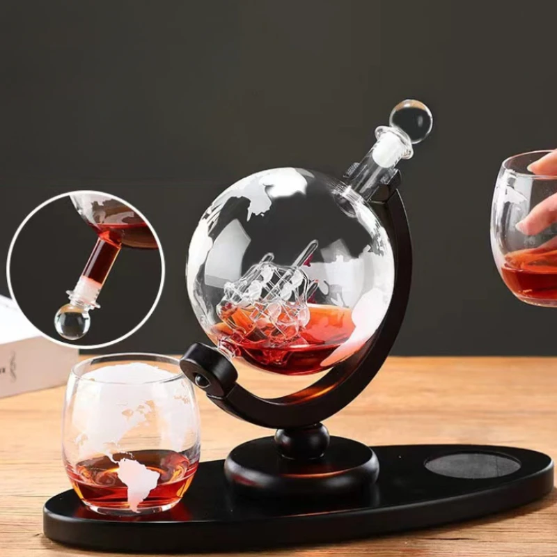 地球儀型のウイスキーデカンタ、ホウケイ酸ガラス製、木製ベース - Whiskey Stone Set のレビューと価格