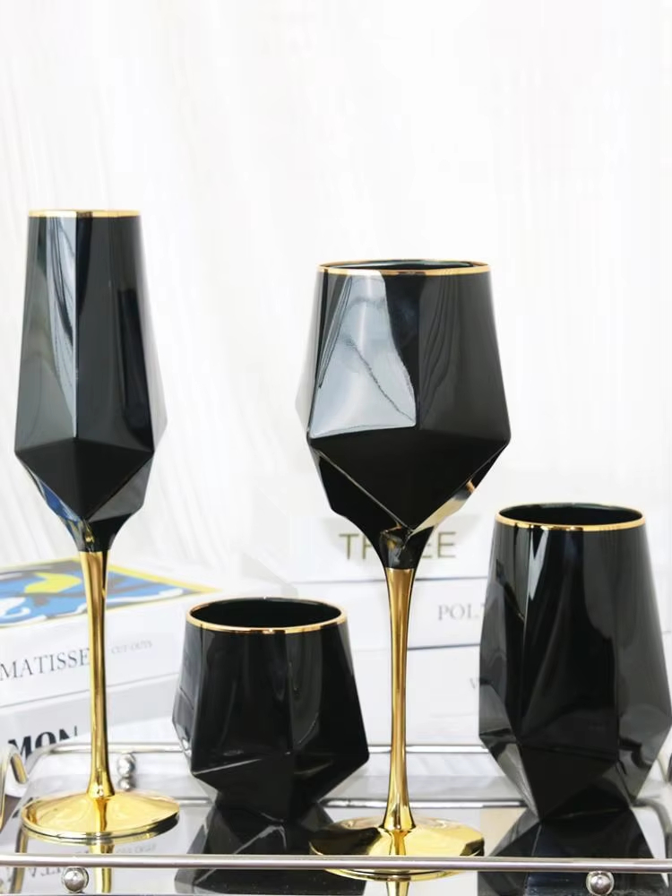 純粋な黒のクリスタルのワイングラス,金色のエッジ,豪華なゴブ - Wine Beer Whiskey のレビューと価格